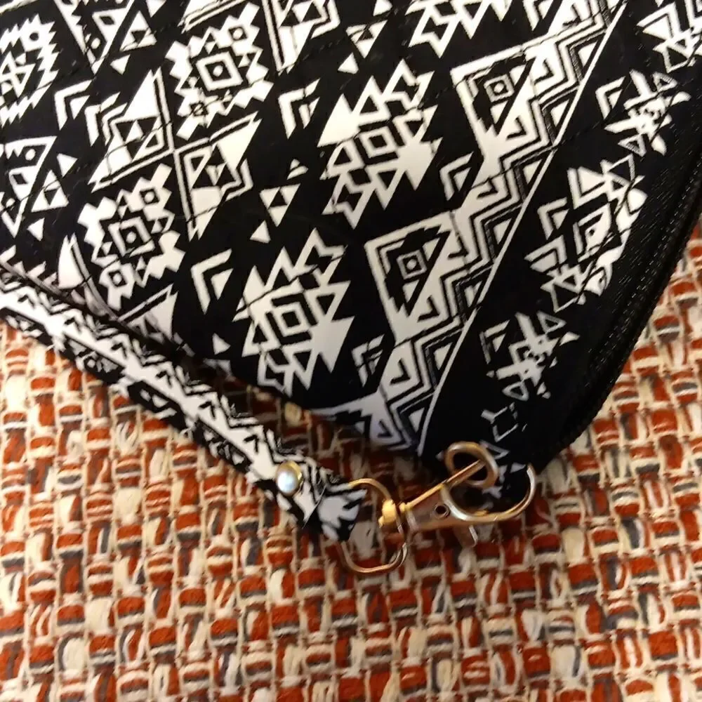 Quilted Wristlet‎ Black and White New